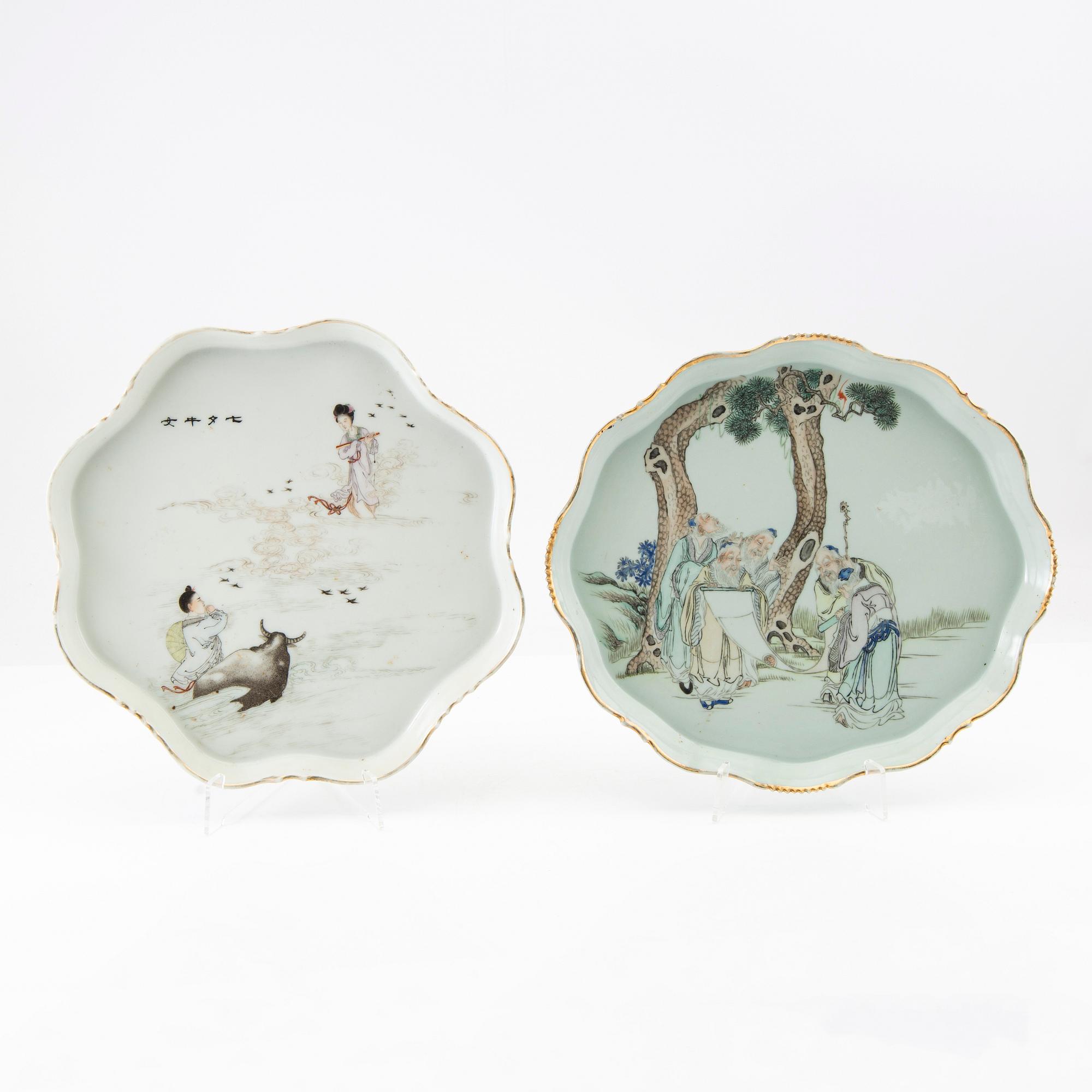 Two Chinese porcelain trays, 20th century.
