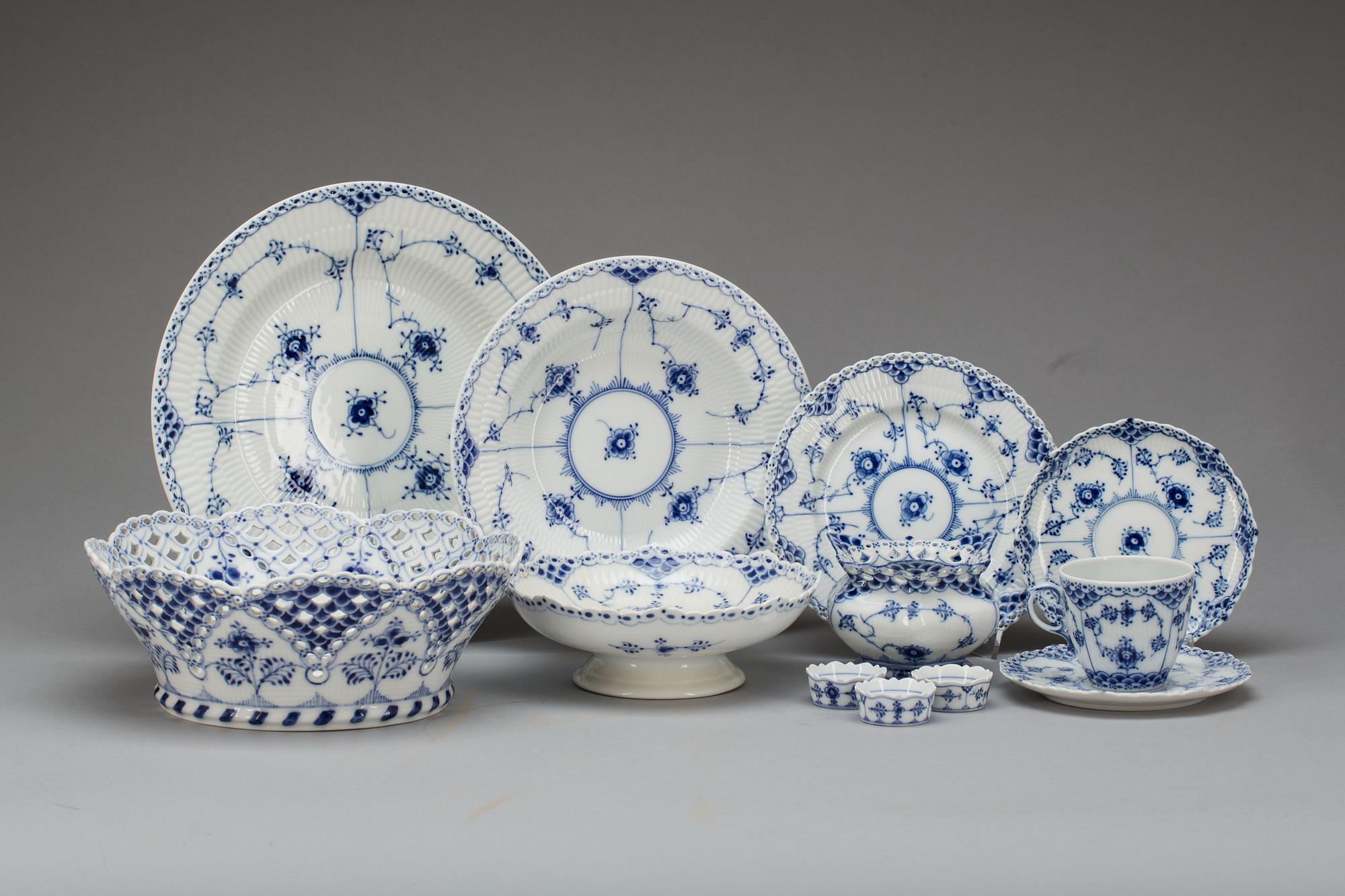 SERVISDELAR, 52 delar, porslin, "Musselmalet" Royal Copenhagen, 1900-talets mitt/andra hälft.