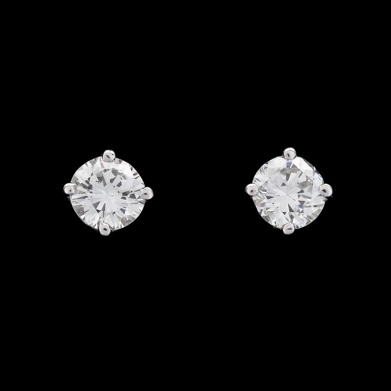 ÖRHÄNGEN, vardera briljantslipad diamant, ca 0.30 ct.