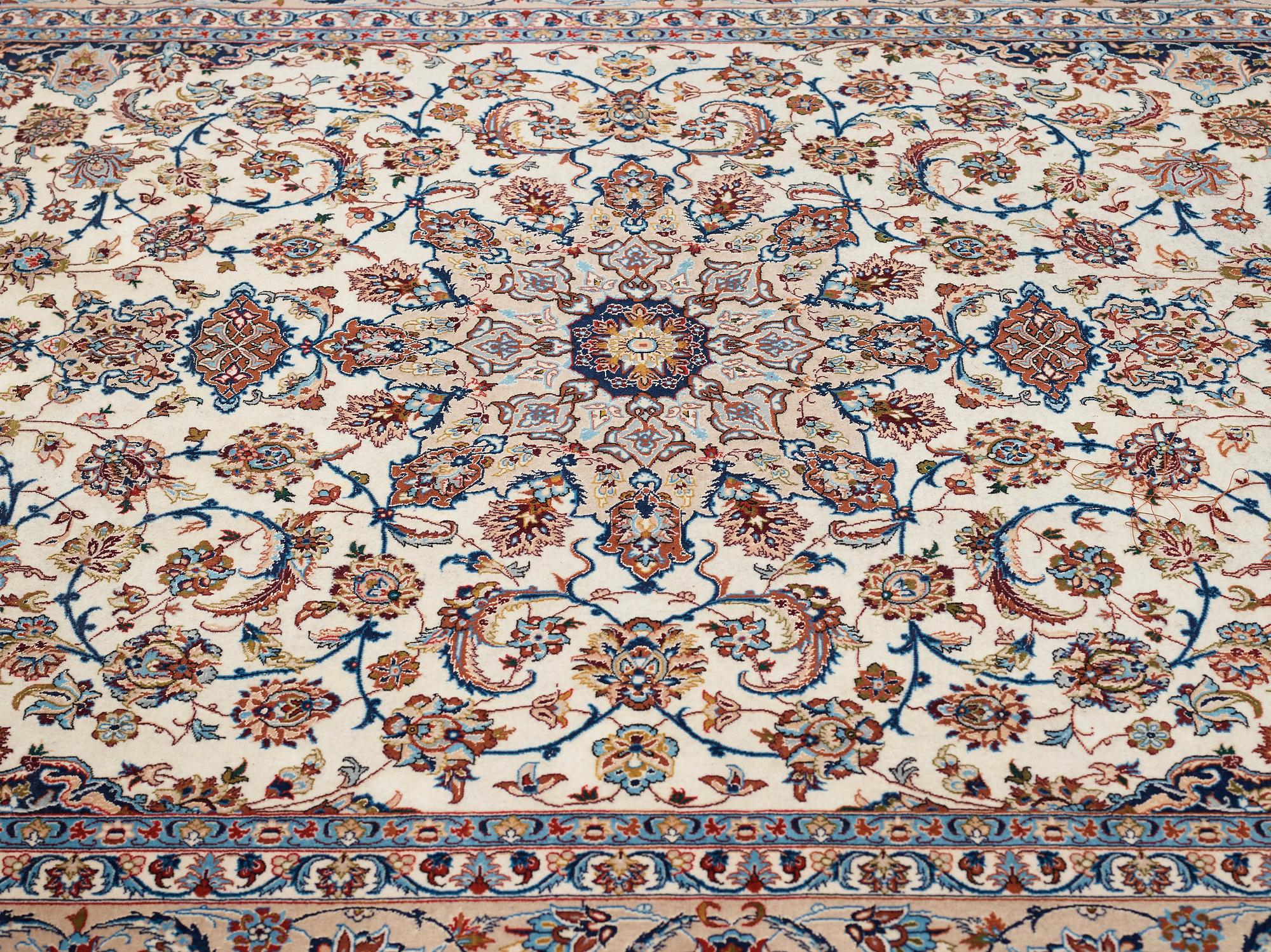 MATTA old Isfahan, märkt Davari, ca 318,5 x 206,5 cm.