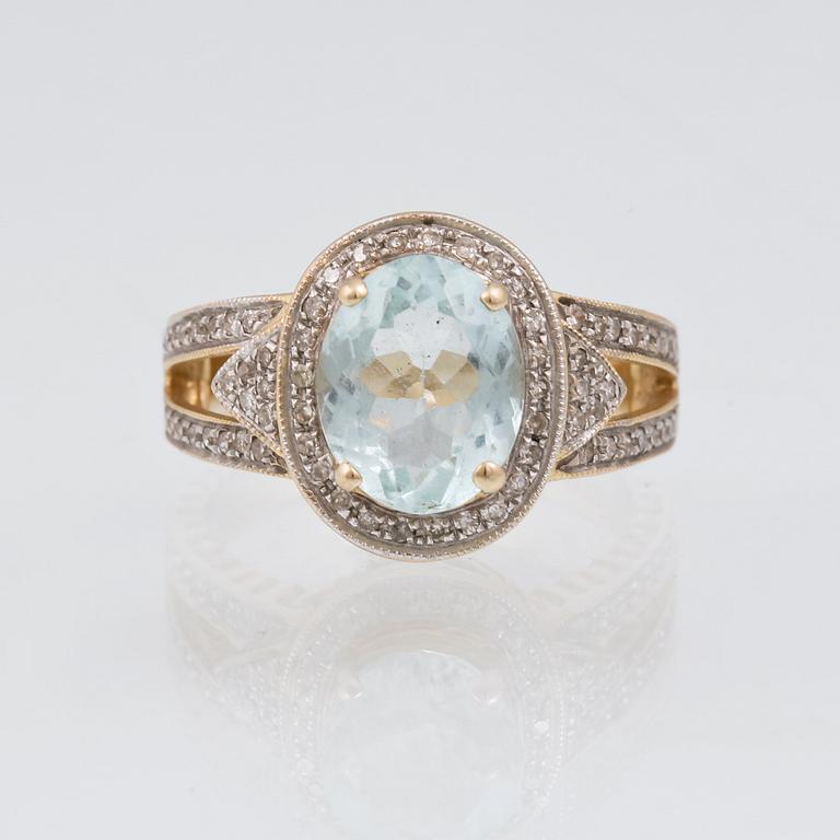 RING, 14K guld med ovalslipad akvamarin 3.65 ct enligt uppgift samt mindre åttkantslipade diamanter. Vikt 5,6 gram.