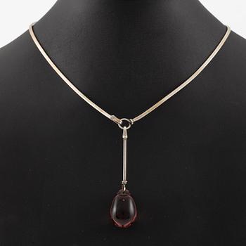 Vivianna Torun Bülow-Hübe, collier och örhängen, silver med lila-aprikosa glasdroppar.