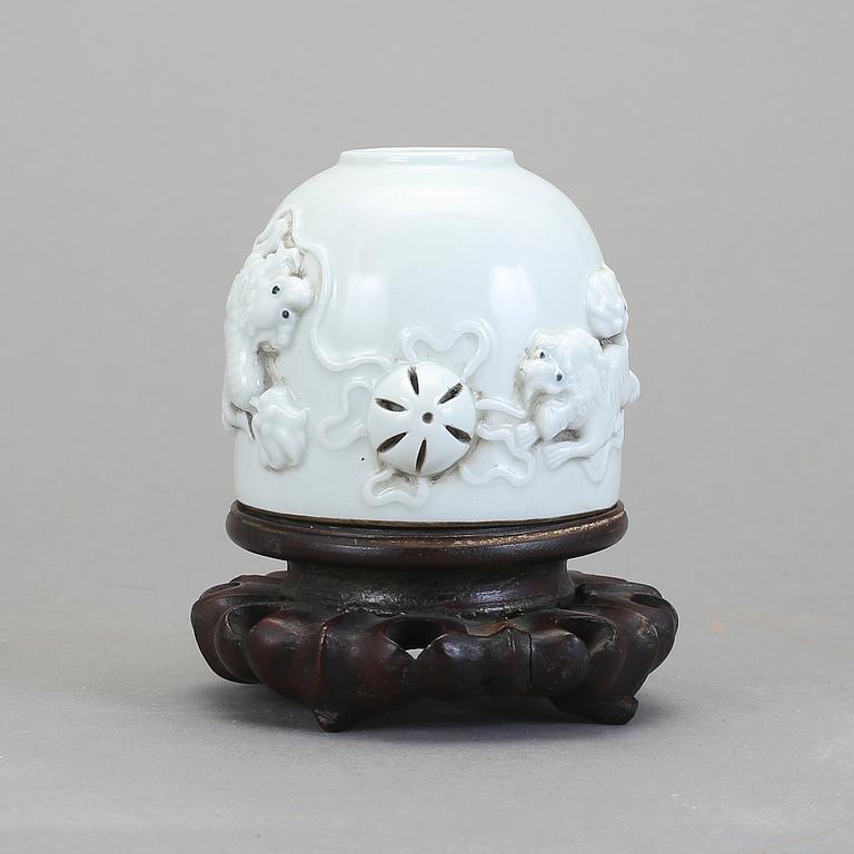 PENSELBAD, blanc de chine. Kina, 1900-tal med sigillmärke.