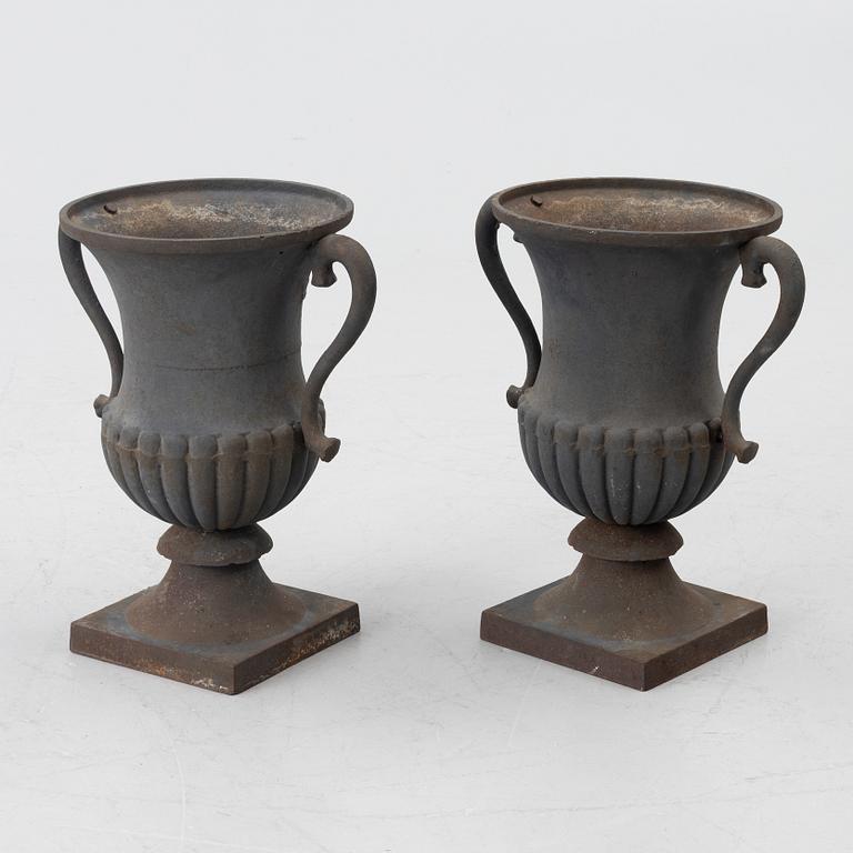 Trädgårdsurnor, ett par, sent 1900-tal.