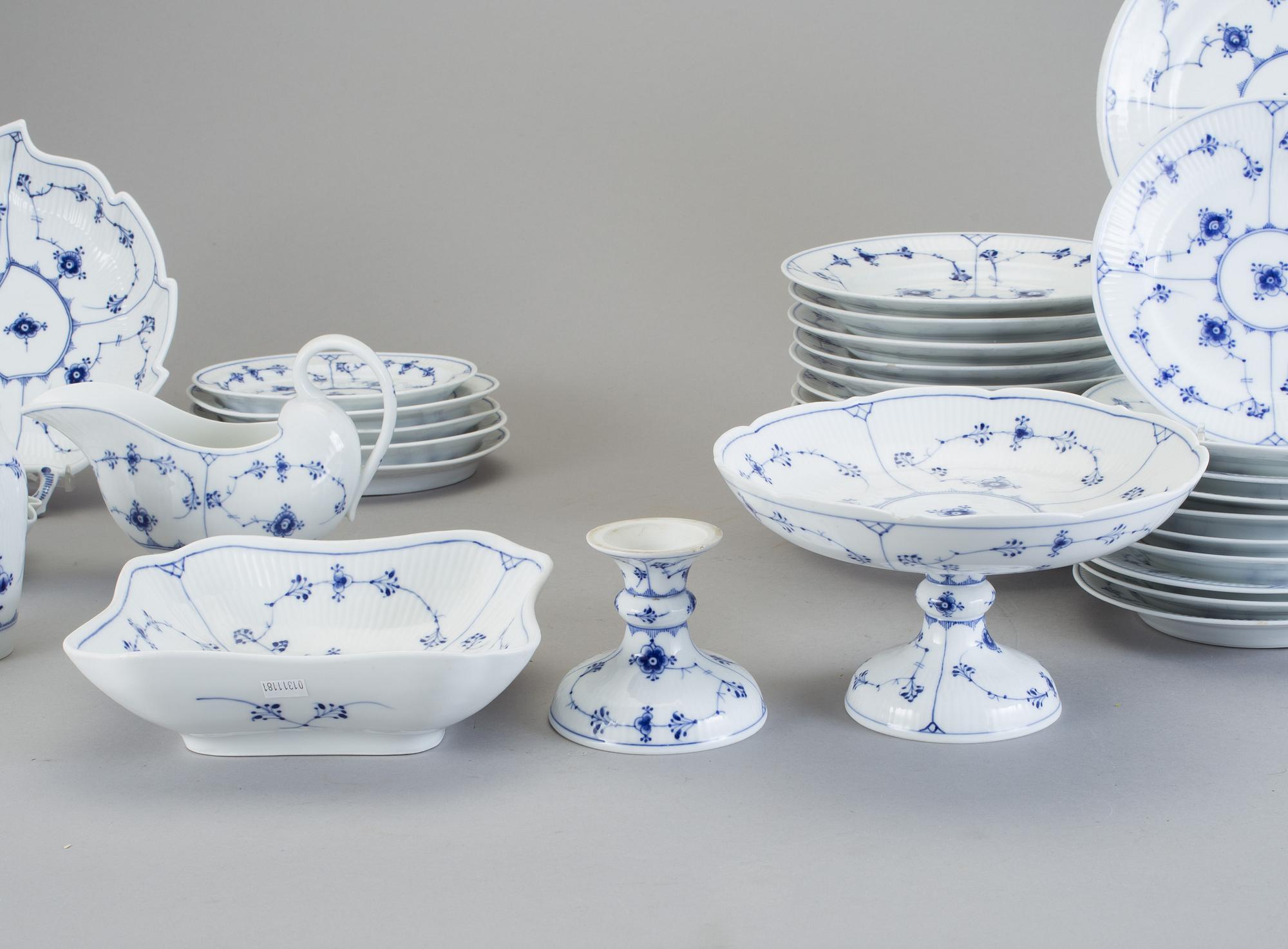 SERVISDELAR, 53 delar, porslin, "Musselmalet", Royal Copenhagen.