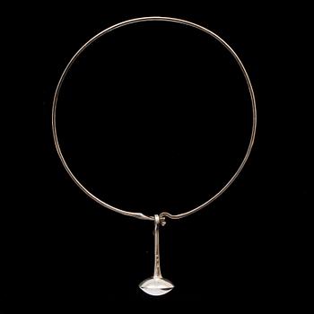 HALSRING MED HÄNGE, sterlingsilver, stämplad Bohlin. Vikt ca 29 g.