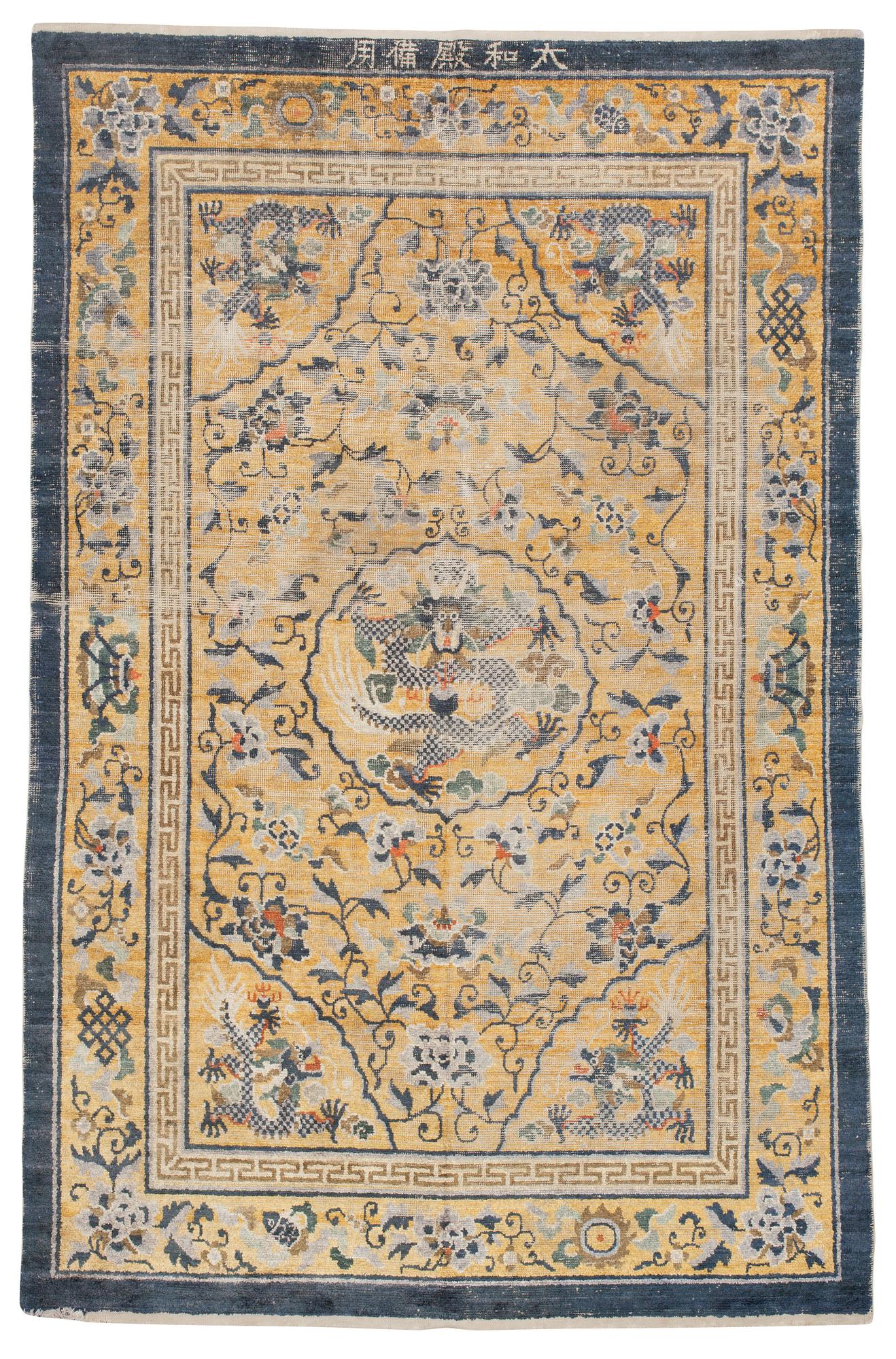 ANTIK SILKE KINESISK MATTA. 236 x 158 cm.