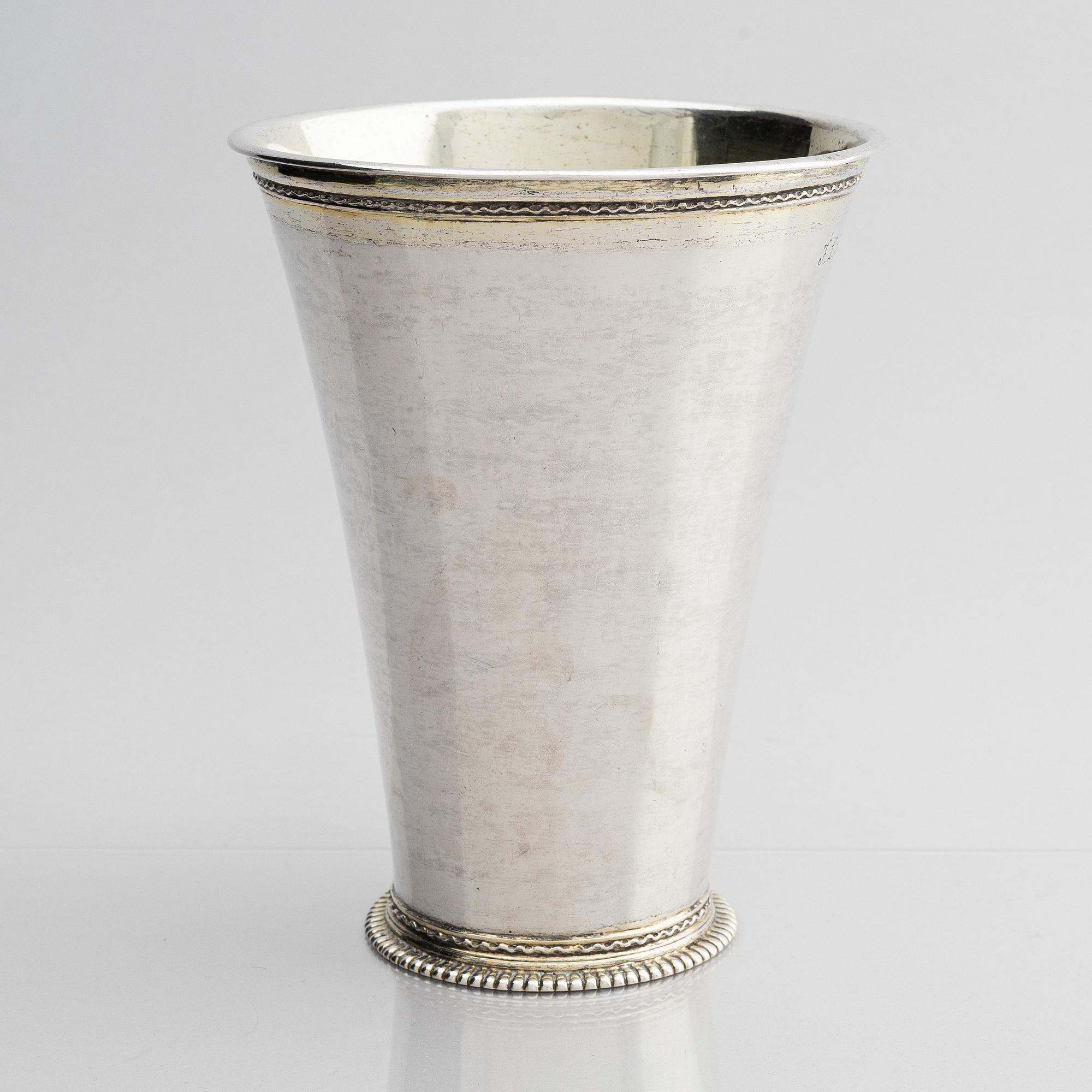 Lars Bäckman d ä, bägare, delvis förgyllt silver, Örebro (verksam 1712-1748 (1752)). Senbarock.