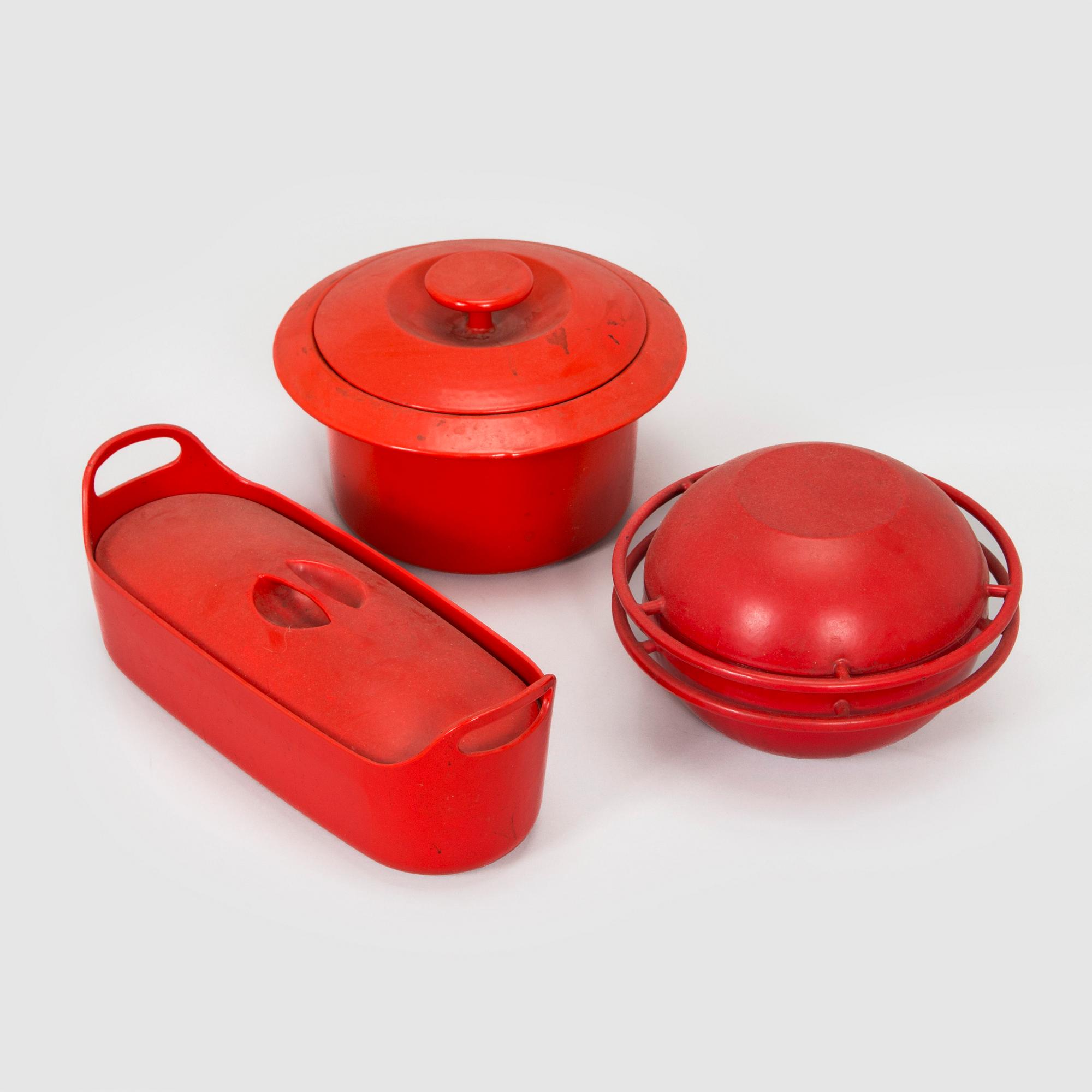 Three cast iron and red enamel casseroles by Antti Nurmesniemi and Timo Sarpaneva, Finland, 1960s/70s.
