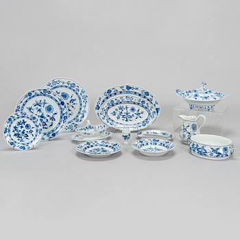 Meissen, ruoka- kahvi ja teeastiasto, n. 115 osaa, "Zwiebelmuster/Sipulikuvio", posliinia, 1900-luku.