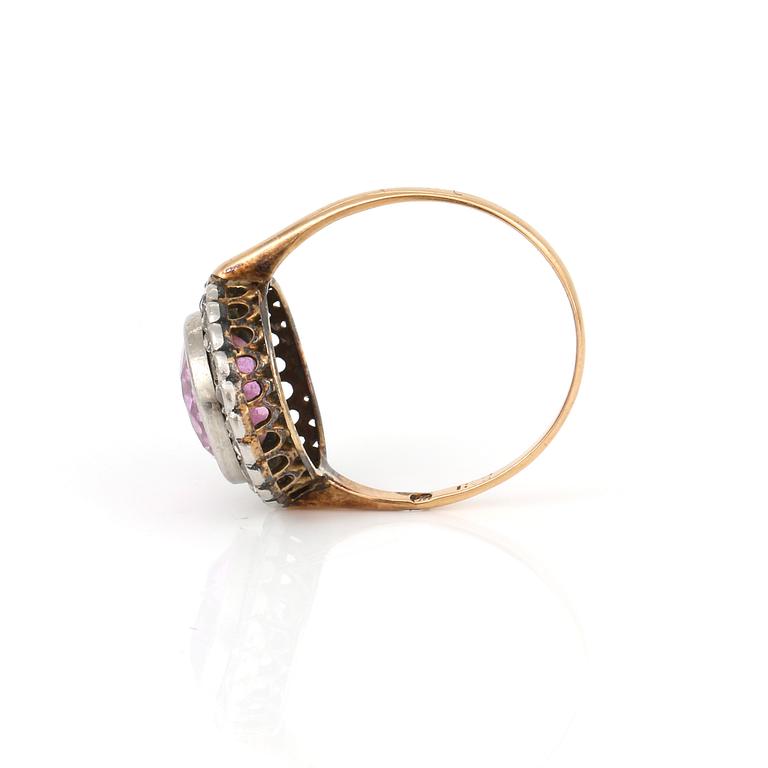 RING, 18K guld och troligen silver, med rosa safir ca 3.50ct och rosenslipade diamanter, Sverige 1919. Vikt 3,7 g.