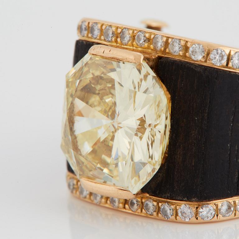 A Paul Binder ring with a modified radiant-cut diamond ca 7 cts quality ca Light Yellow vvs-vs.