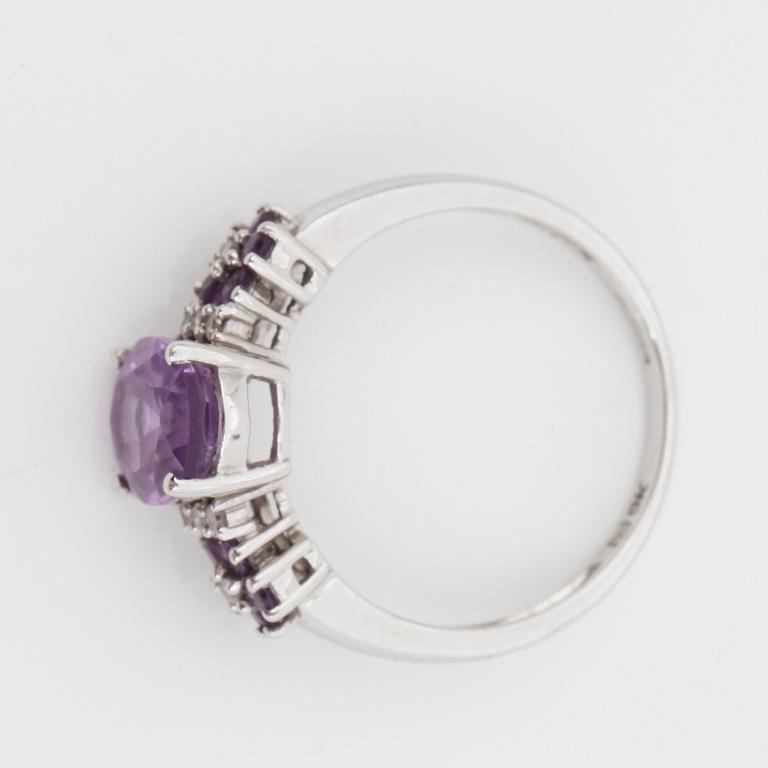 RING, vitguld 9 k, ametister, diamanter, engelska stämplar. Vikt ca 2 gram.
