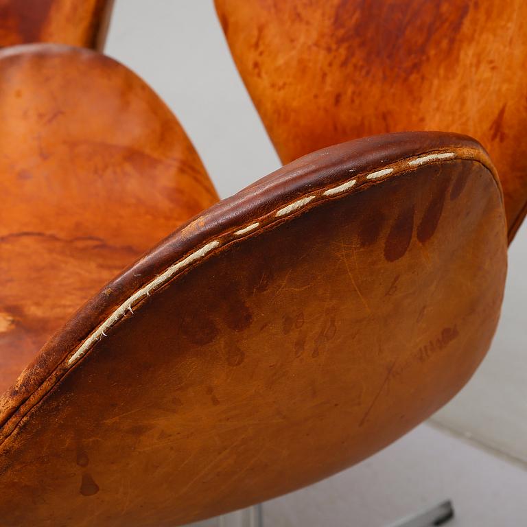 FÅTÖLJER, 1 par, "Svanen", Arne Jacobsen för Fritz Hansen, 1900-talets mitt.