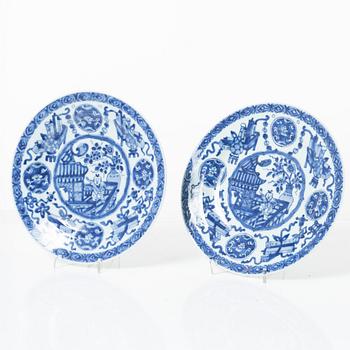 A pair of Chinese blue and white porcelain plates, Qing dynasty, Kangxi (1662-1722).