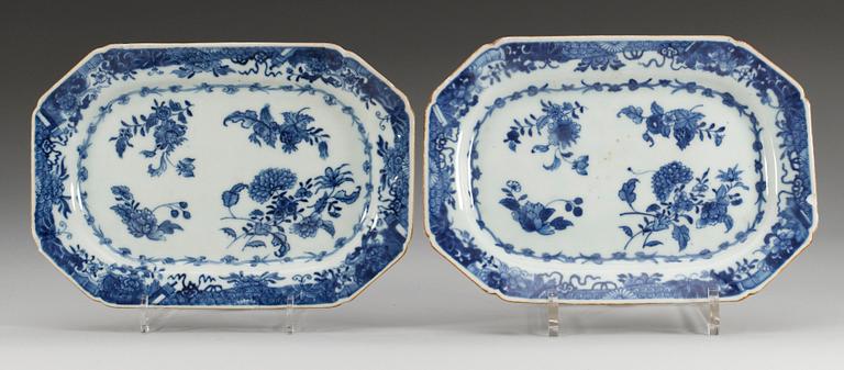 FAT, ett par, porslin. Qing dynastin. Qianlong (1736-95).