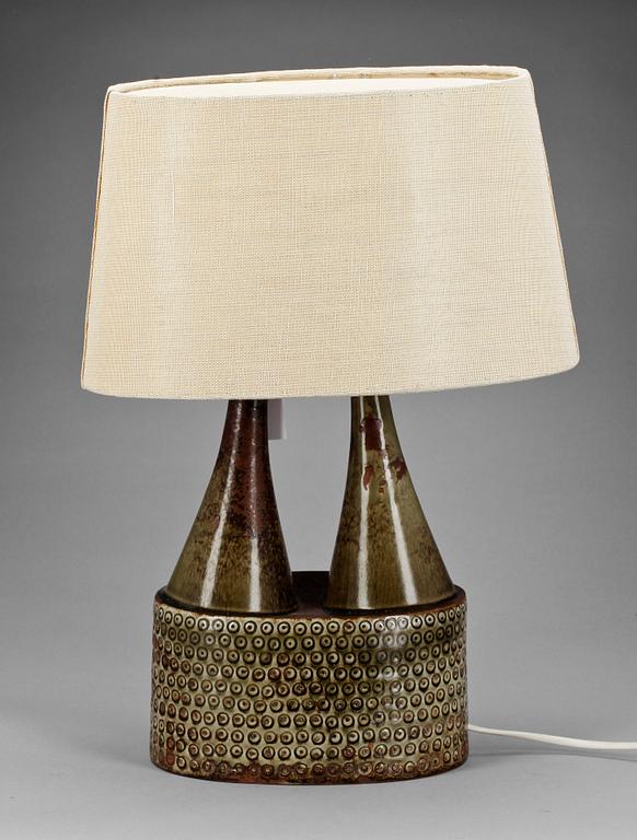 BORDSLAMPA, stengods. Stig Lindberg. Gustavsberg, 1900-talets andra hälft.