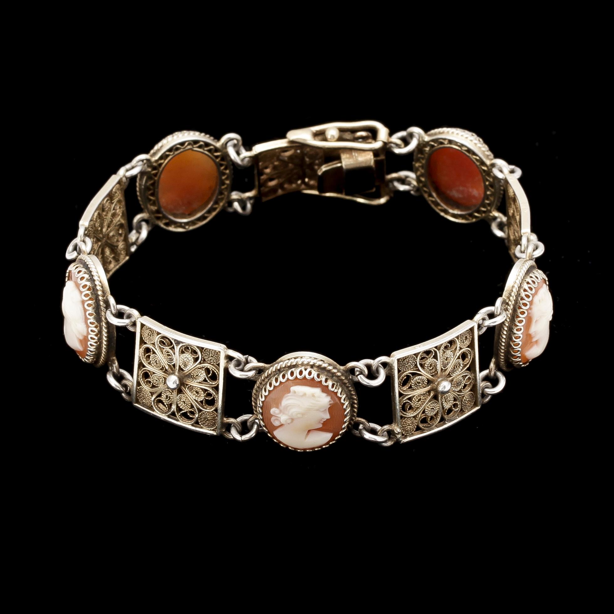 ARMBAND, 18k guld med snäckskalscaméer, 1800-talets slut.