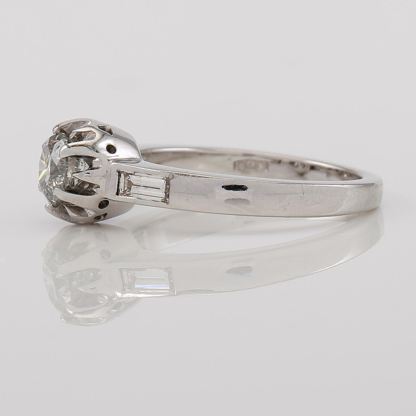 RING, 18K vitguld och diamanter tot ca 0.96 ct. varav en ca 0.77 ct.