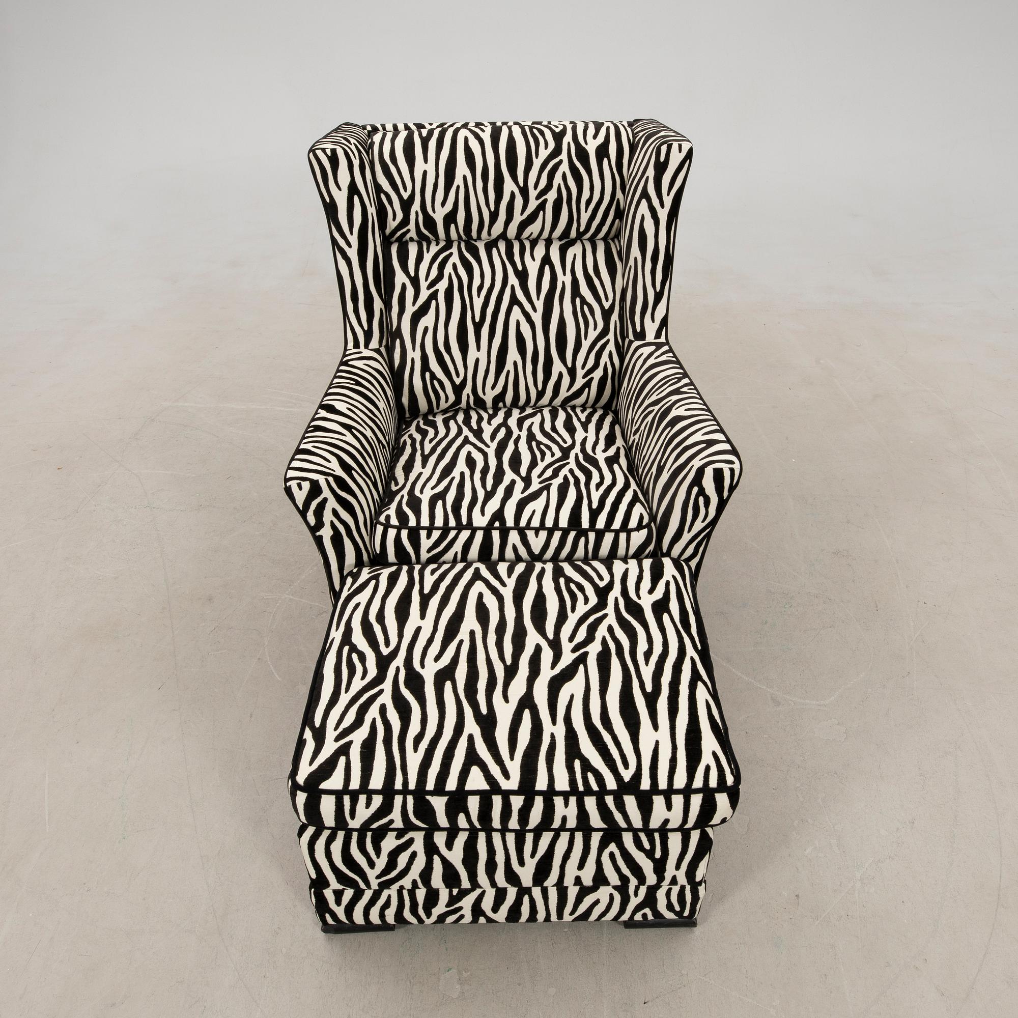 Fåtölj med fotpall 1900-talets andra hälft.