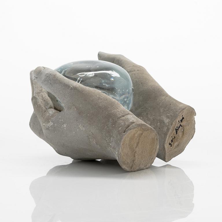 Sini Majuri, skulptur, "Crocodile's tear", signerad Sini Majuri, Suomenlinna 2022.