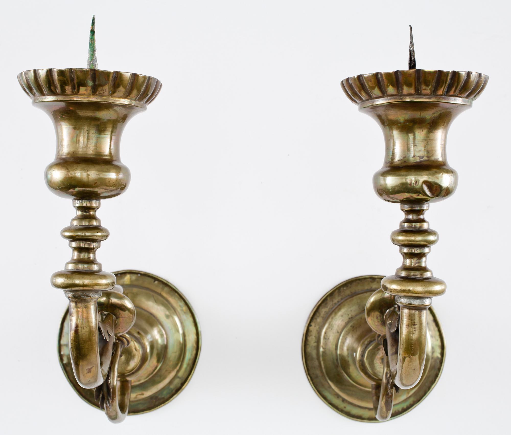 VÄGGLJUSSTAKAR. Ett par. Mässing. Barockstil. 1900-talets första hälft.