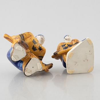 Lisa Larson, figuriner, 2 st, stengods, "Ishockeyspelare", Gustavsberg.