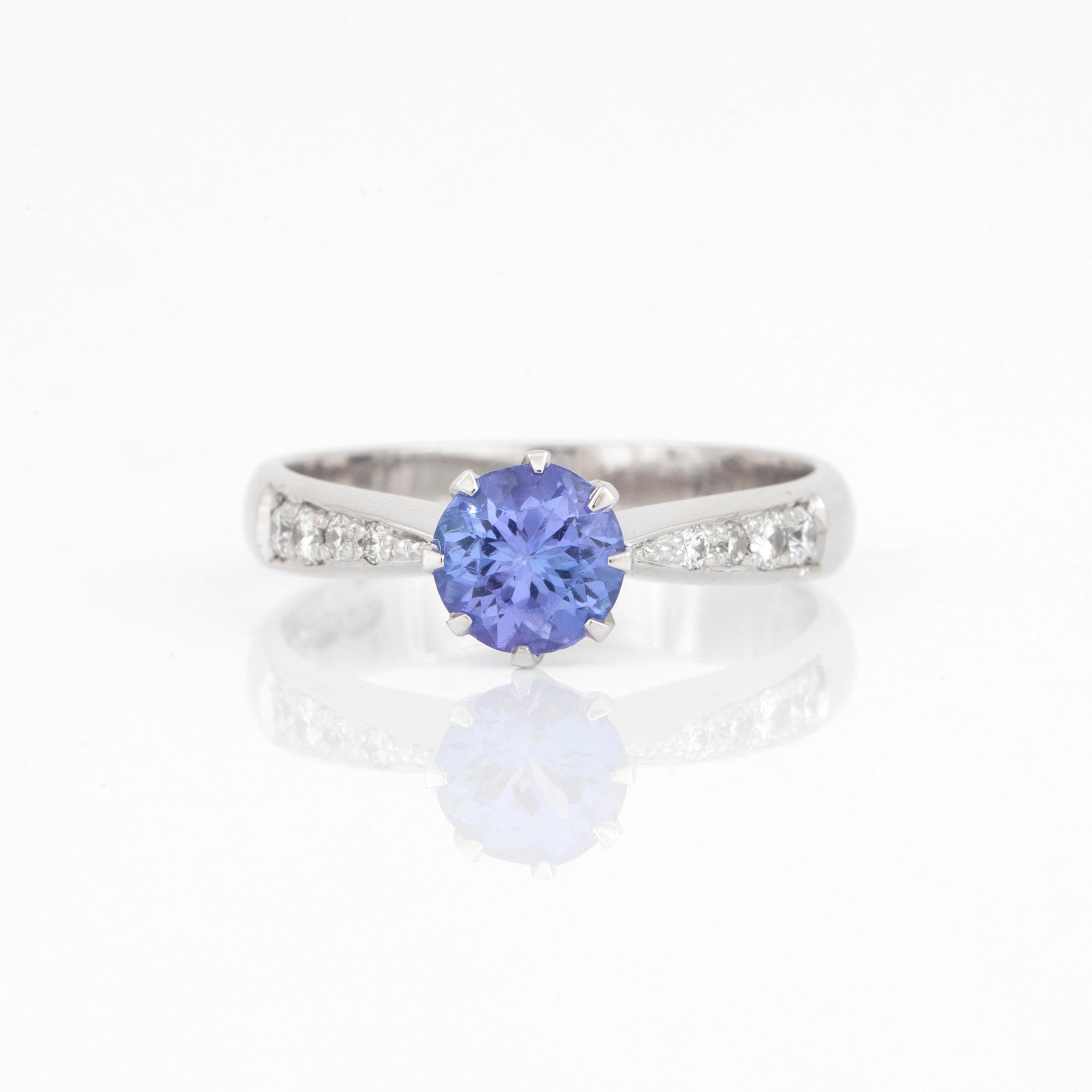 RING, Med fasettslipad tanzanit ca 0.74 ct och diamanter totalt ca 0.16 ct.
