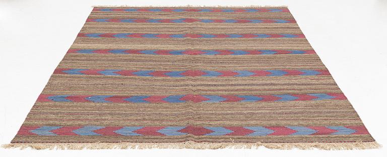 A Persian Kilim carpet, c. 297 x 203 cm.