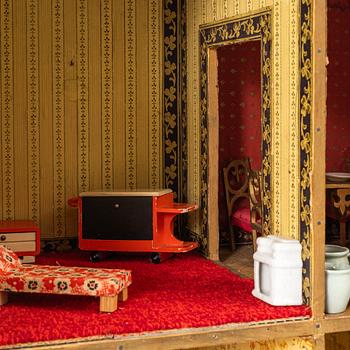 Dockskåp med dockskåpsmöbler samt tillbehör, bl a Berit Bergström, Nolbyn, Värmländskt Hantverk, 1940-/50-tal.