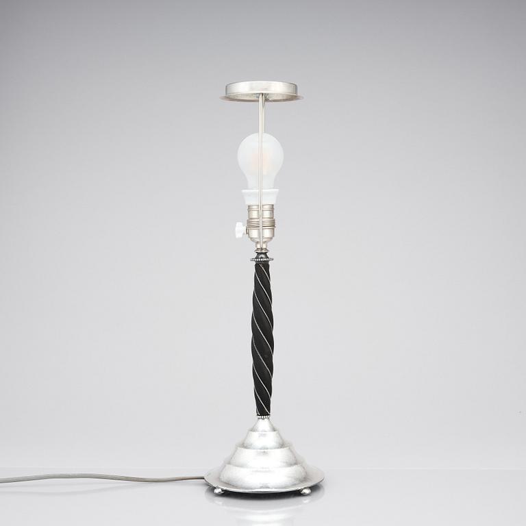 K. Anderson, bordslampa, Stockholm 1926, silver och svärtat trä.
