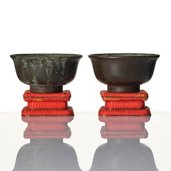 Koppar, två stycken samt klockor, två stycken, brons. Sen Ming-/tidig Qingdynasti.