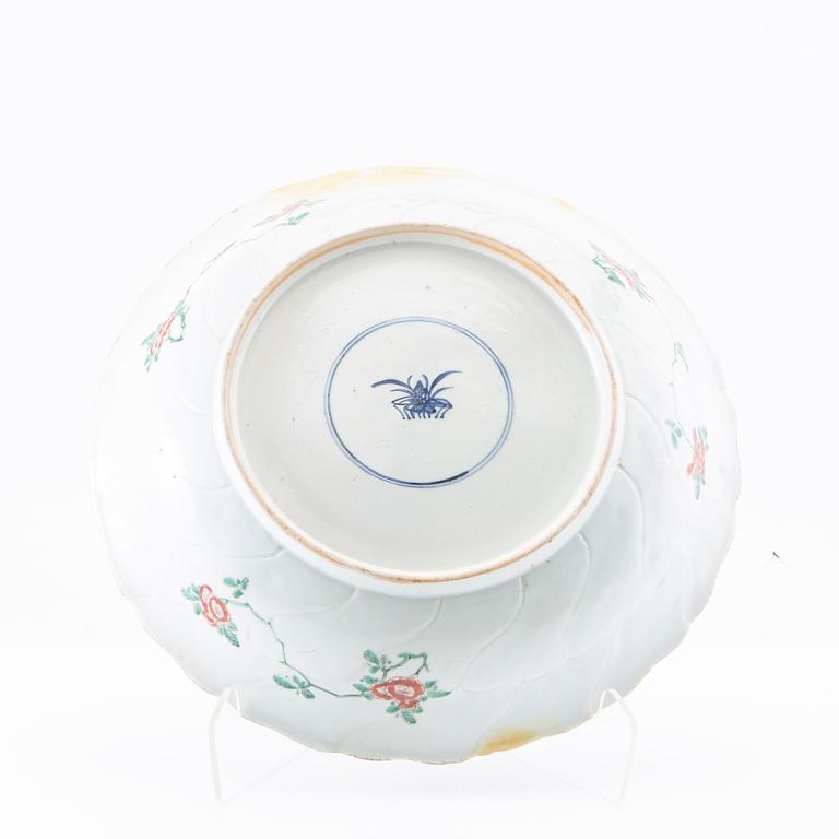 Skålfat, porslin. Qingdynastin, Kangxi (1662-1722).