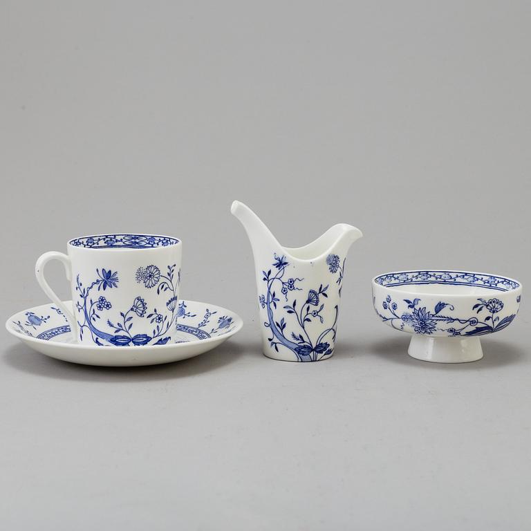 A set of 33 porcelain pieces of dinner service "Dresden". Stig Lindberg, Gustavsberg.