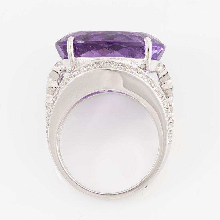 Ring, cocktailring, 18K vitguld med ametist och briljantslipade diamanter.