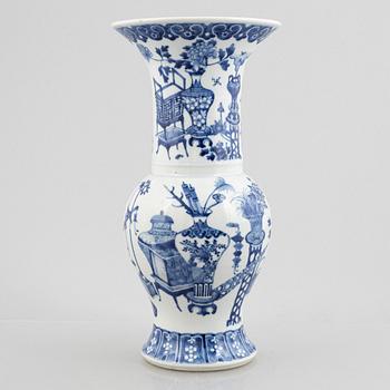 A Chinese blue and white porcelain vase, late Qing dynasty.