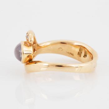 OLLE OHLSSON, Ring, 18K guld med stjärnsafir och diamanter.