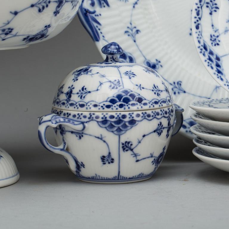 SERVISDELAR, 32 delar, porslin, "Musselmalet", Royal Copenhagen.