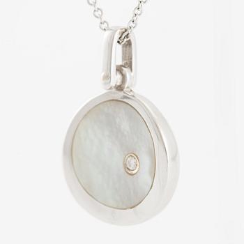 Hänge med kedja, 18K vitguld med pärlemor och briljantslipad diamant.