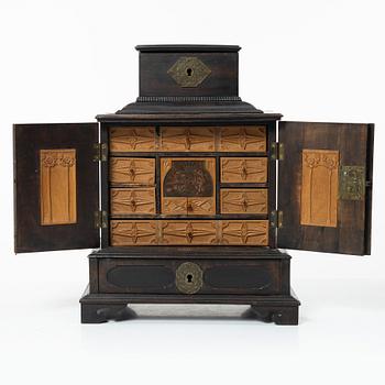 Kabinettskåp, barockstil, tidigt 1900-tal.