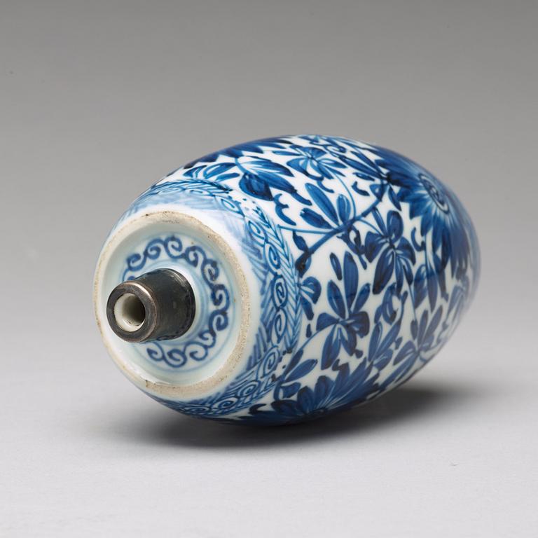 A blue and white Genever bottle, Qing dynasty, Kangxi (1662-1722).