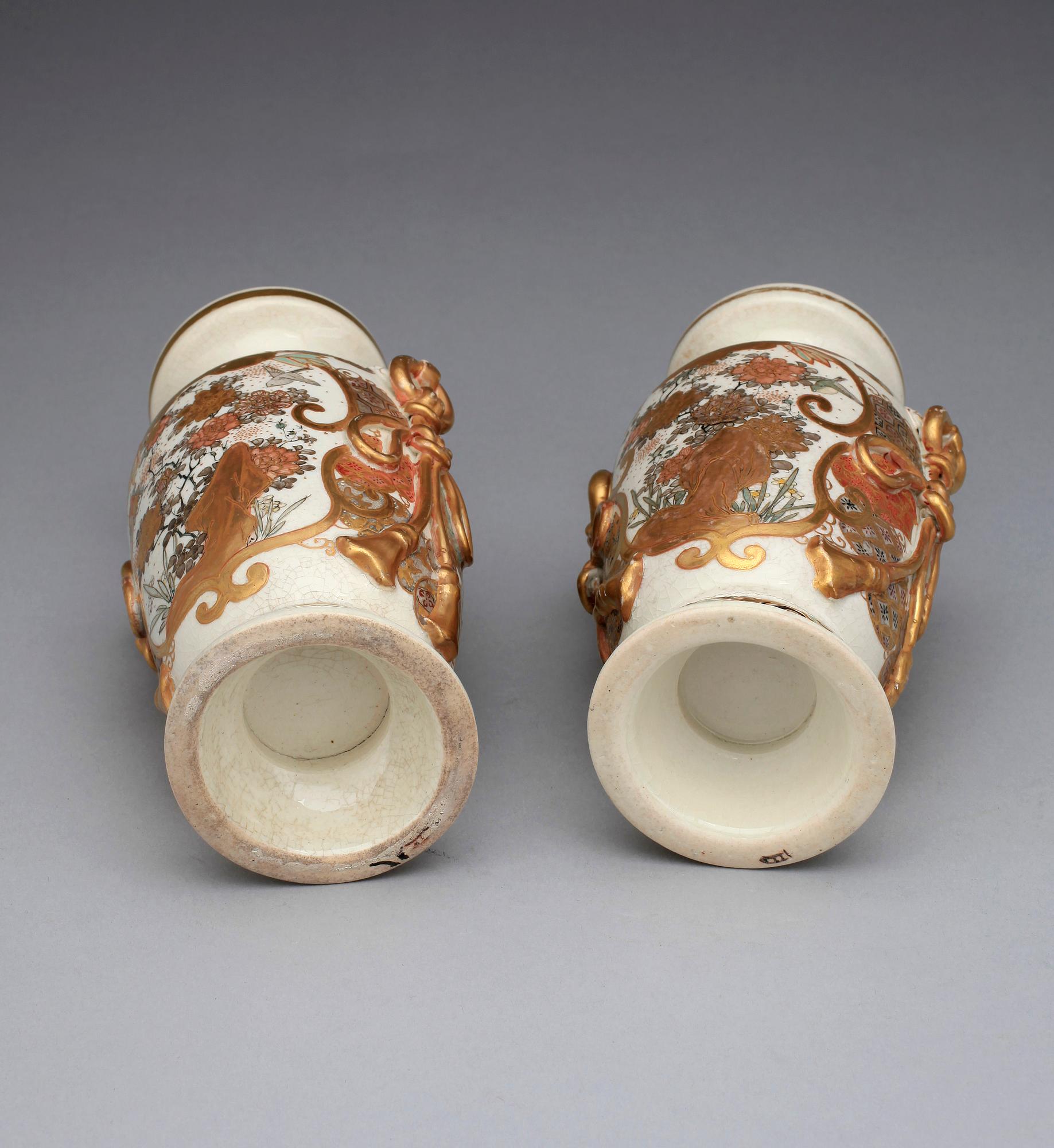 VASER, ett par, porslin, Satsuma, troligen Meiji, Japan tidigt 1900-tal.