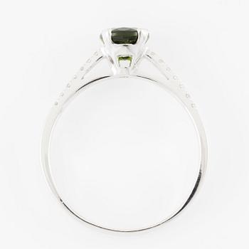 Ring in 18K white gold with chrome diopside and brilliant-cut diamonds.