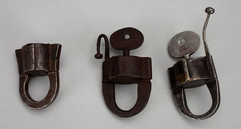 POLHEMSLÅS, 3 st, järn, 1700/1800-tal.
