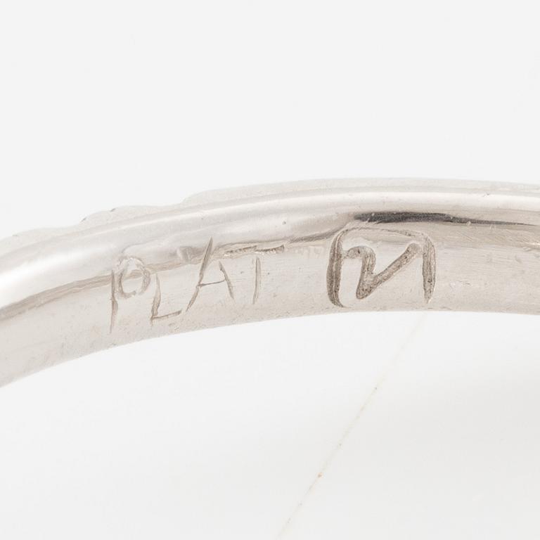 Platinum ring with a cushion-shaped brilliant-cut diamond 1.81 ct G (TW) vs 1 according to certificate.