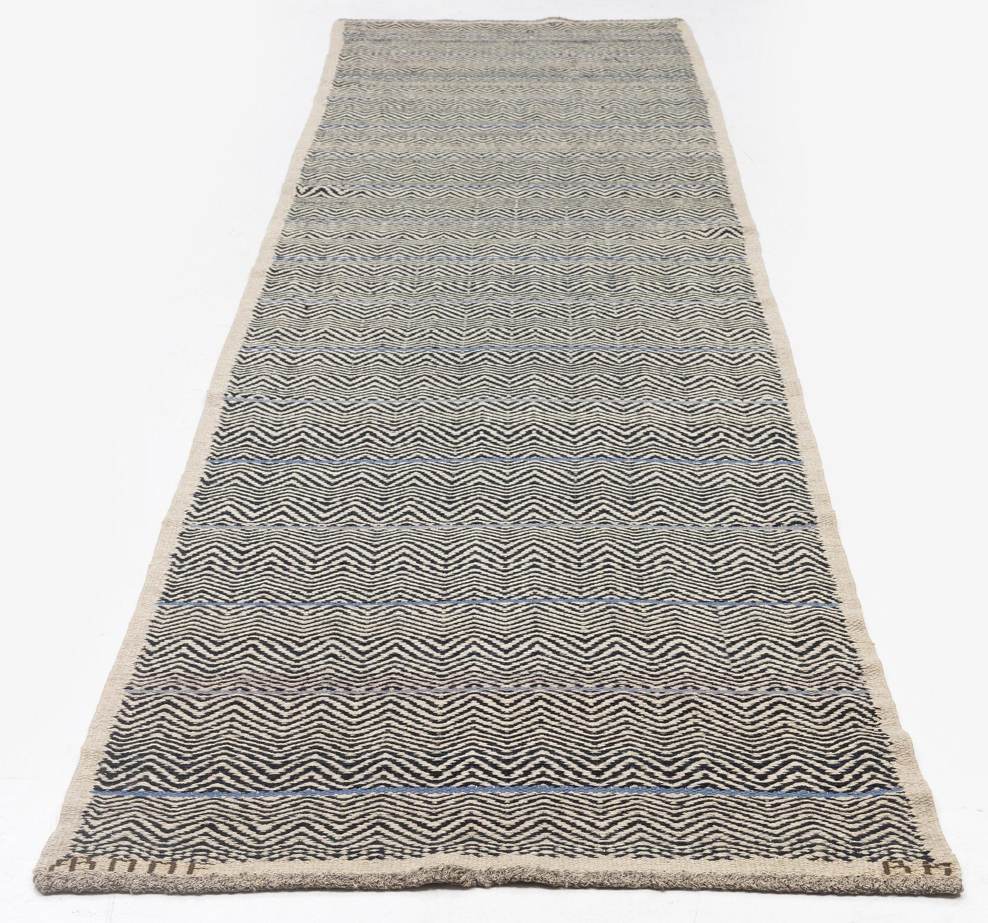 Barbro Nilsson, gallerimatta, "Rosengång med blå rand", Rosengång, ca 450,5 x 101 cm, signerad AB MMF BN.