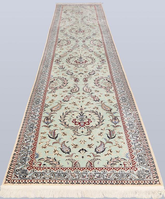 A Nain runner, part silk, so-called 6LAA, approx. 495 x 91 cm.