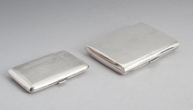 CIGARETTETUIER, 2 st, silver, 1930-/40-tal. Vikt ca 161 gram.