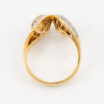 Ring, 18K gold with baguette-cut and brilliant-cut diamonds.