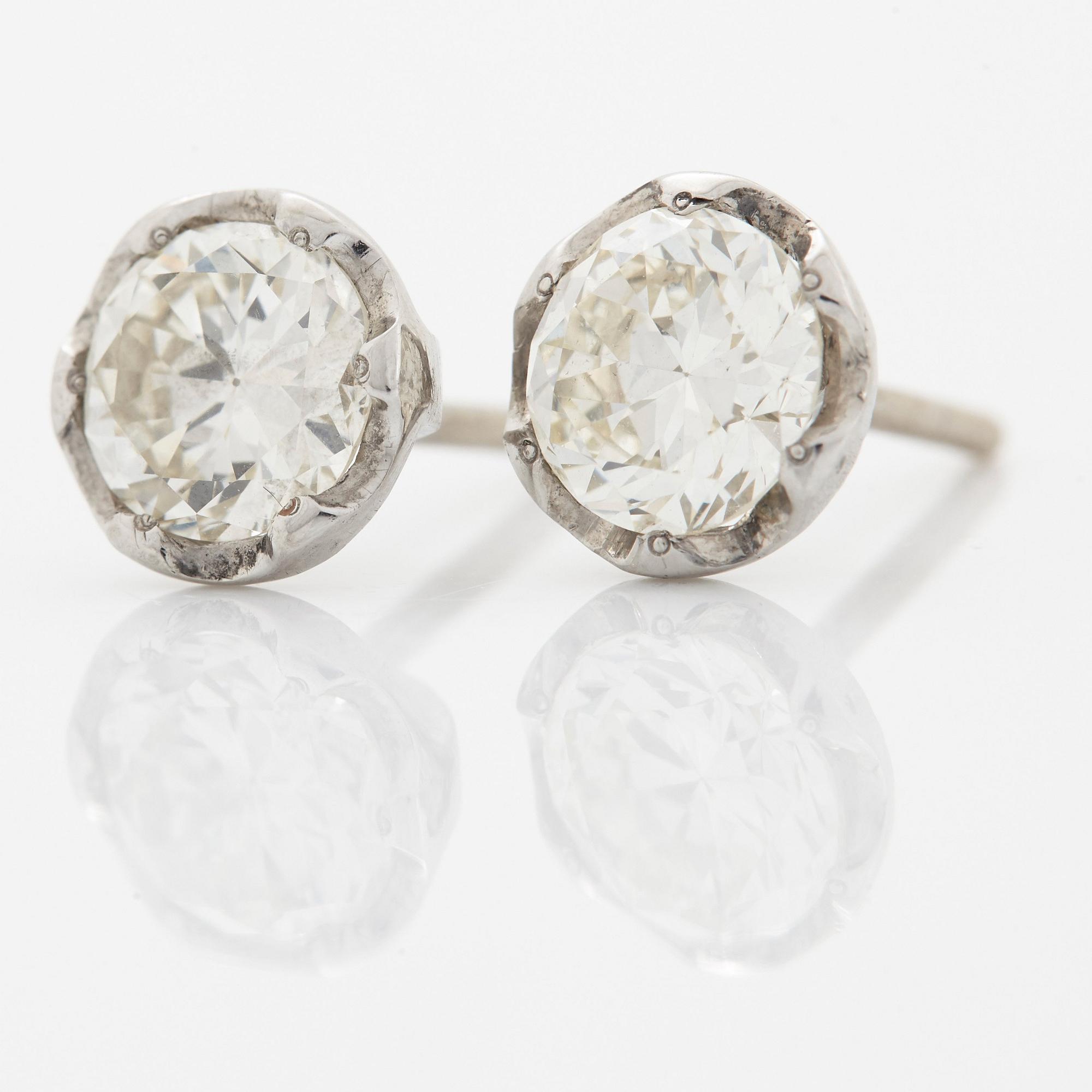 Ett par örhängen 18K vitguld med runda briljantslipade diamanter.